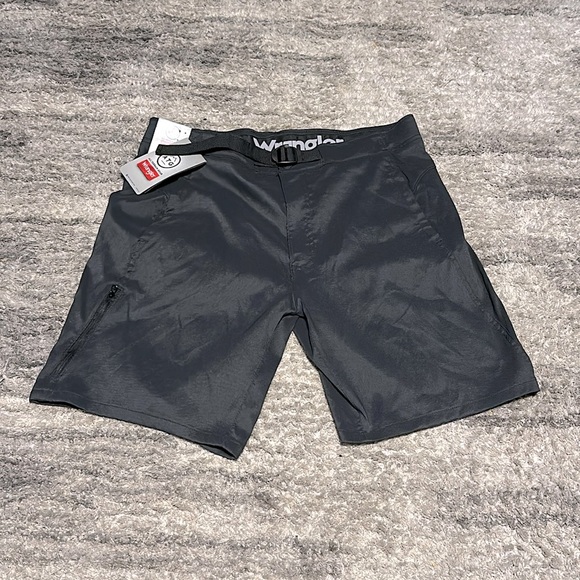 🆕 Wrangler All Terrain Gear Side Belted Utility Short - Size 34, 9 inch inseam - Picture 1 of 3